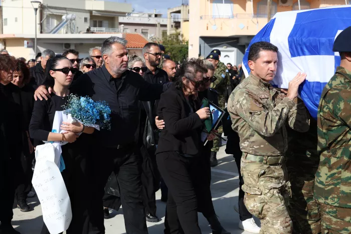 Κηδεία 19χρονου Ραφαήλ: Συντετριμμένοι οι γονείς του - Ο σπαρακτικός επικήδειος του πατέρα 