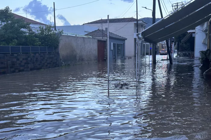 Κακοκαιρία: «Πνίγηκε η Λέσβος - Πλημμύρες και στη Μεγαλόπολη (εικόνες)