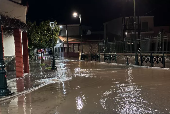 Κακοκαιρία: «Πνίγηκε η Λέσβος - Πλημμύρες και στη Μεγαλόπολη (εικόνες)