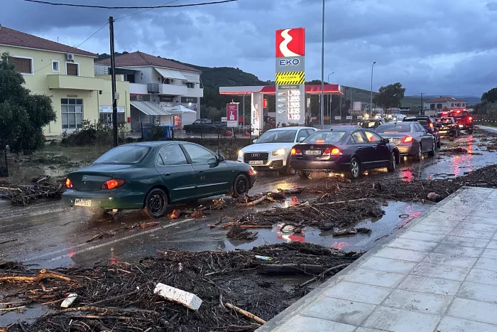 Κακοκαιρία: «Πνίγηκε η Λέσβος - Πλημμύρες και στη Μεγαλόπολη (εικόνες)