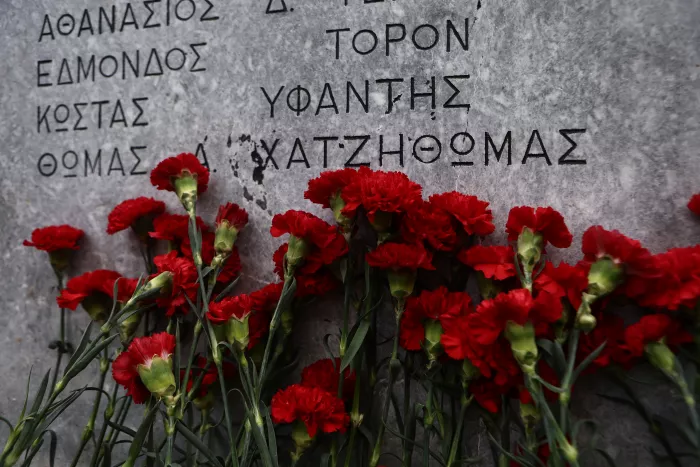 Χιλιάδες στο Πολυτεχνείο