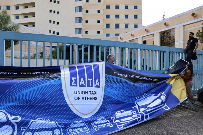 Ταξί: 48ωρη απεργία - Κινητοποίηση στο υπουργείο Μεταφορών (βίντεο, εικόνες)