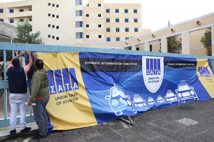 Ταξί: 48ωρη απεργία - Κινητοποίηση στο υπουργείο Μεταφορών (βίντεο, εικόνες)