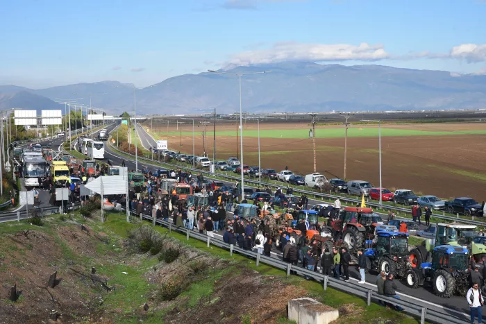 Κομμένη η Ελλάδα στα δύο - Κλιμακώνονται οι κινητοποιήσεις των αγροτών