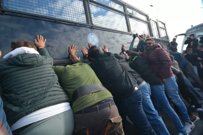 Κομμένη η Ελλάδα στα δύο - Κλιμακώνονται οι κινητοποιήσεις των αγροτών