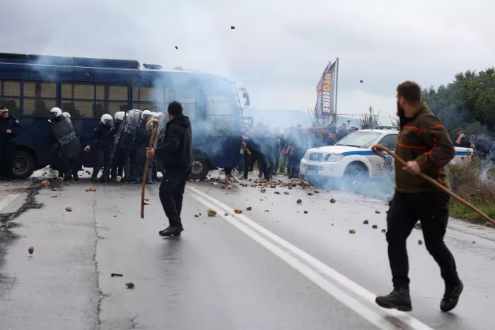 Μπλόκα - Χανιά: Αγρότες αναποδογυρίσαν περιπολικό (εικόνες, βίντεο)