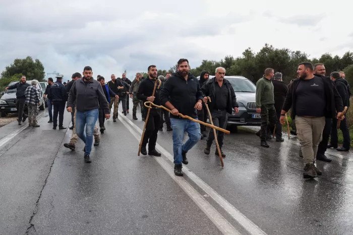 Μπλόκα - Χανιά: Αγρότες αναποδογυρίσαν περιπολικό (εικόνες, βίντεο)