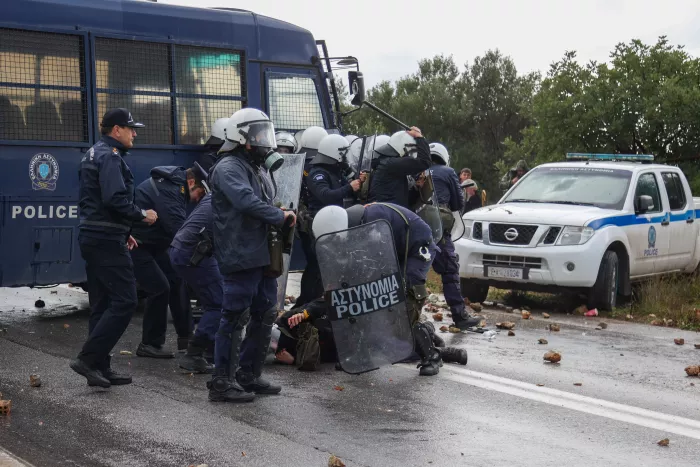 Μπλόκα - Χανιά: Αγρότες αναποδογυρίσαν περιπολικό (εικόνες, βίντεο)