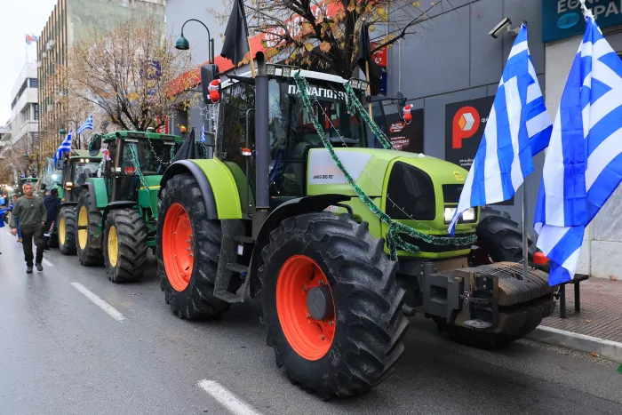 Αγρότες: Επεκτείνονται σε όλη τη χώρα τα μπλόκα - Πάνω από 4.000 τρακτέρ