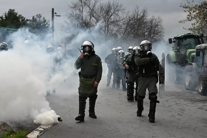 Αγρότες: Κλιμακώνουν τον αγώνα τους - Στοχεύουν να μείνουν στα μπλόκα έως τις γιορτές