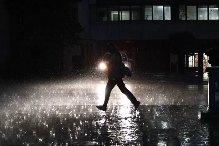 Σαρώνει η κακοκαιρία Byron στην Αθήνα - «Ποτάμια» οι δρόμοι