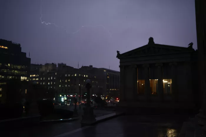 Σαρώνει η κακοκαιρία Byron στην Αθήνα - «Ποτάμια» οι δρόμοι