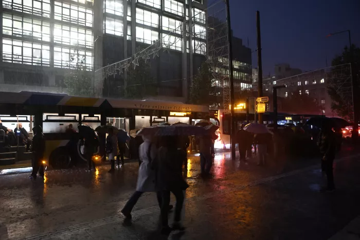 Σαρώνει η κακοκαιρία Byron στην Αθήνα - «Ποτάμια» οι δρόμοι