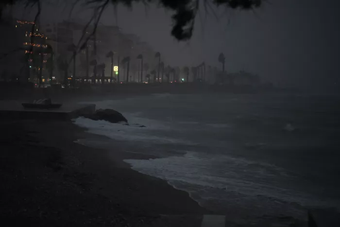 Σαρώνει η κακοκαιρία Byron στην Αθήνα - «Ποτάμια» οι δρόμοι