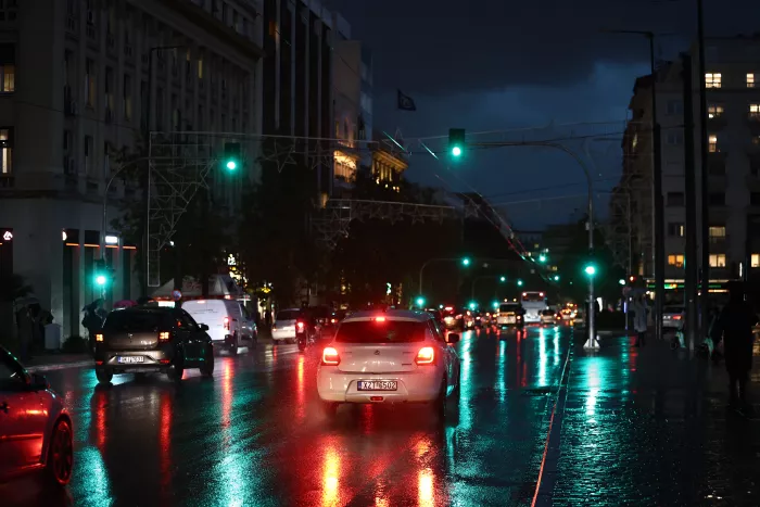 Σαρώνει η κακοκαιρία Byron στην Αθήνα - «Ποτάμια» οι δρόμοι