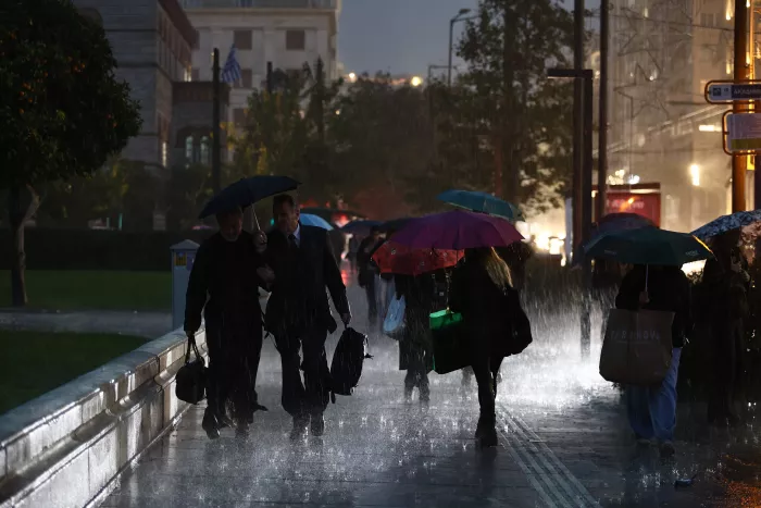 Σαρώνει η κακοκαιρία Byron στην Αθήνα - «Ποτάμια» οι δρόμοι