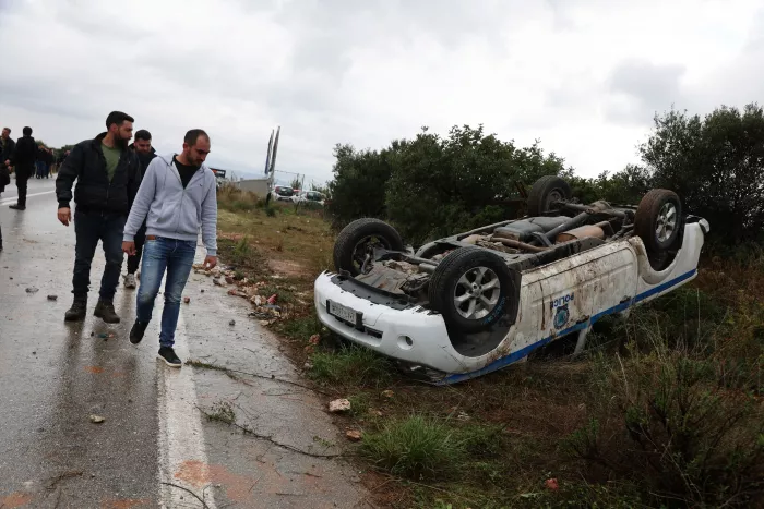 Μπλόκα - Χανιά: Αγρότες αναποδογυρίσαν περιπολικό (εικόνες, βίντεο)