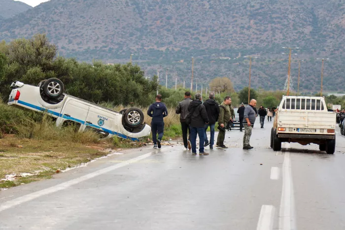 Μπλόκα - Χανιά: Αγρότες αναποδογυρίσαν περιπολικό (εικόνες, βίντεο)