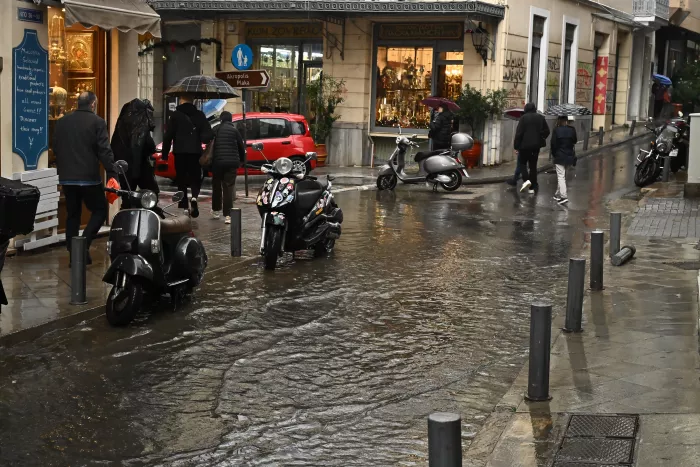 Βροχές και καταιγίδες: Πλημμύρισε το κέντρο της Αθήνας (φωτογραφίες)
