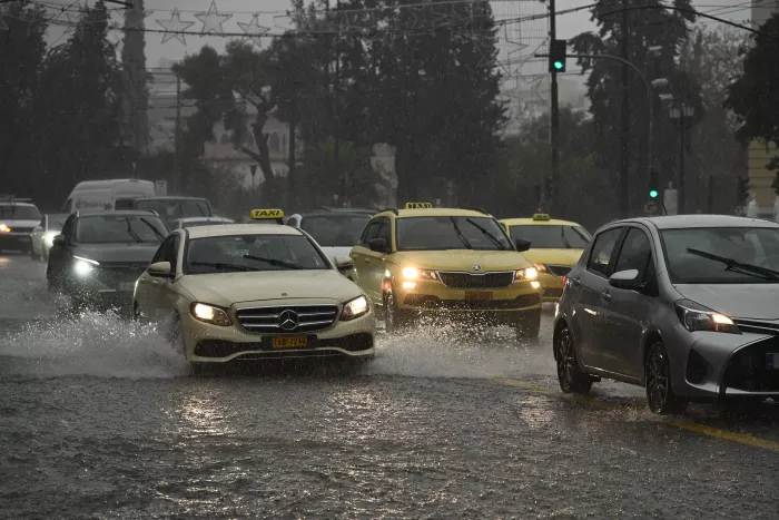 Βροχές και καταιγίδες: Πλημμύρισε το κέντρο της Αθήνας (φωτογραφίες)