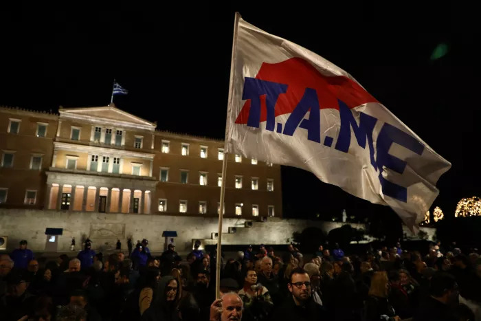 Σύνταγμα: Σε εξέλιξη συλλαλητήριο ενάντια στον προϋπολογισμό που ψηφίζεται σήμερα