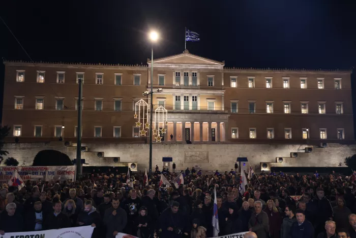 Σύνταγμα: Σε εξέλιξη συλλαλητήριο ενάντια στον προϋπολογισμό που ψηφίζεται σήμερα
