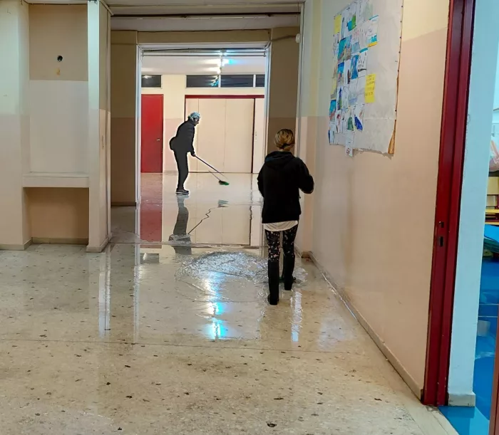 Βύρωνας: Πλημμύρισαν τάξεις στο 5ο και 11ο Δημοτικό Σχολείο (εικόνες) 