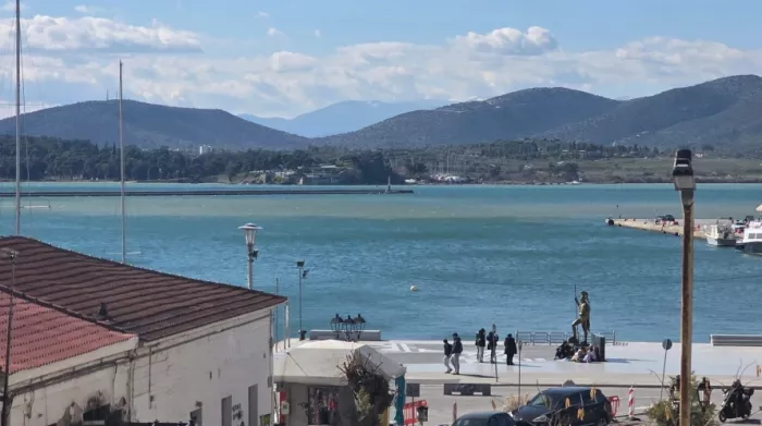 Καφέ κηλίδα - Λιμάνι Βόλος