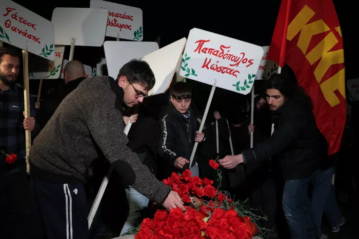 Καισαριανή: Λουλούδια και στεφάνια στη μνήμη των «200» (εικόνες)