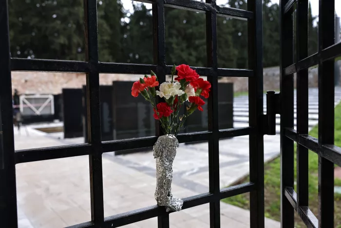 Καισαριανή: Λουλούδια και στεφάνια στη μνήμη των «200» (εικόνες)