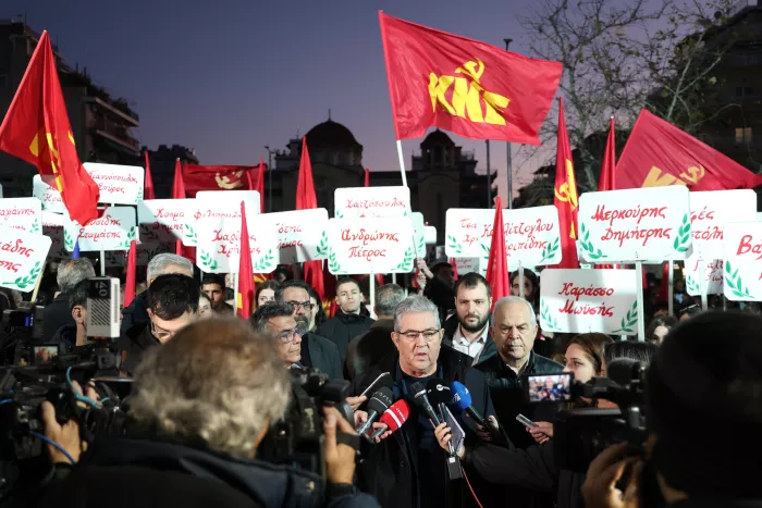 Καισαριανή: Λουλούδια και στεφάνια στη μνήμη των «200» (εικόνες)