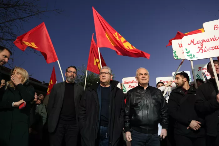 Καισαριανή: Λουλούδια και στεφάνια στη μνήμη των «200» (εικόνες)