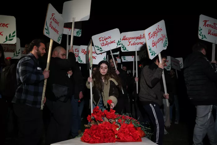 Καισαριανή: Λουλούδια και στεφάνια στη μνήμη των «200» (εικόνες)