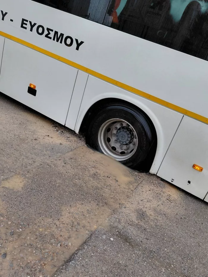 Θεσσαλονίκη: Σχολικό λεωφορείο με μαθητές έπεσε σε λακκούβα (εικόνες)