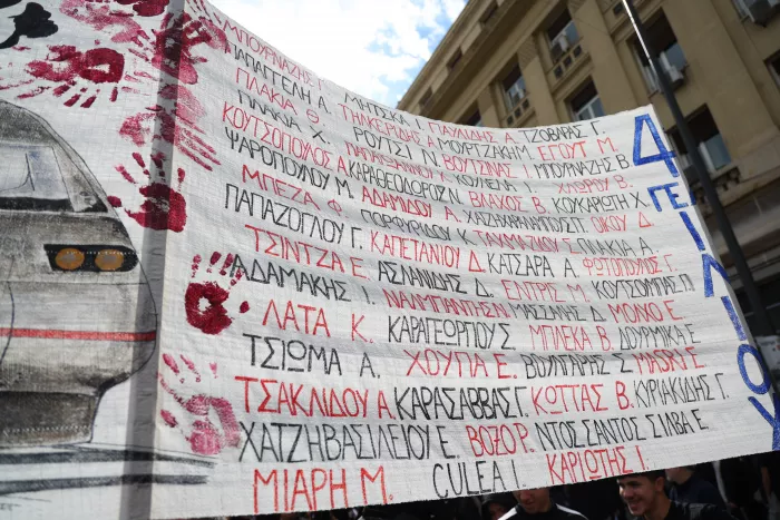 Τρία χρόνια από το έγκλημα στα Τέμπη Μεγάλη πορεία από μαθητές και φοιτητές (εικόνες)