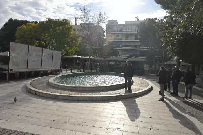 Καλλιθέα: Σε κρίσιμη κατάσταση το 2χρονο που έπεσε σε σιντριβάνι - Στον εισαγγελέα οι γονείς 