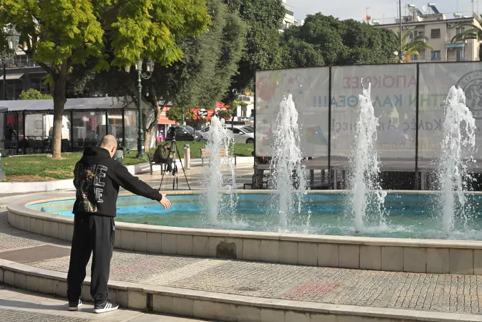 Καλλιθέα: Σε κρίσιμη κατάσταση το 2χρονο που έπεσε σε σιντριβάνι - Στον εισαγγελέα οι γονείς 