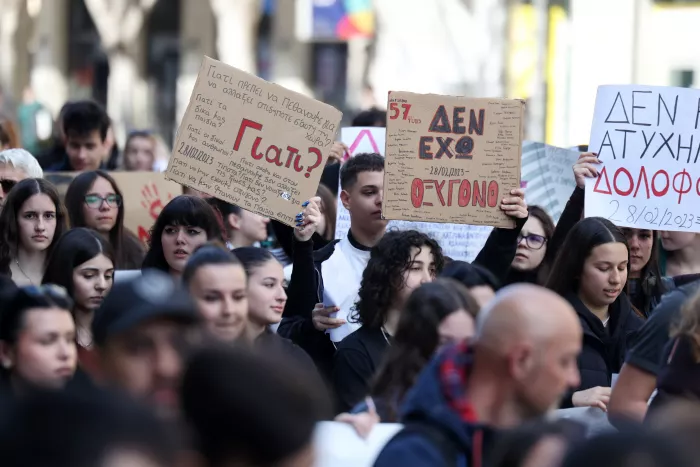 Τρία χρόνια από το έγκλημα στα Τέμπη Μεγάλη πορεία από μαθητές και φοιτητές (εικόνες)