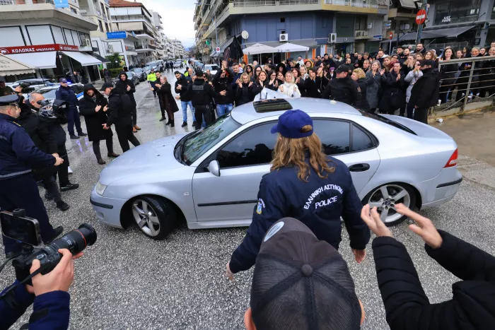 «Βιολάντα»: Με χειροκροτήματα εργαζομένων αποχώρησε από τα δικαστήρια ο ιδιοκτήτης