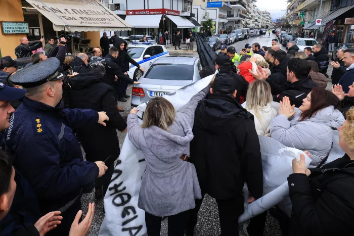 «Βιολάντα»: Με χειροκροτήματα εργαζομένων αποχώρησε από τα δικαστήρια ο ιδιοκτήτης