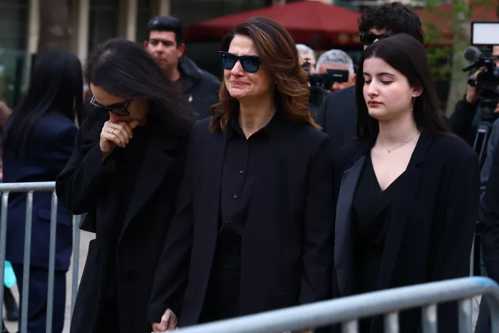 Το ύστατο χαίρε στη Μαρινέλλα: Πλήθος κόσμου στη Μητρόπολη (εικόνες)