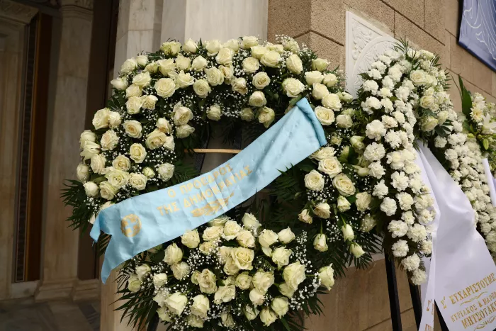 Το ύστατο χαίρε στη Μαρινέλλα: Πλήθος κόσμου στη Μητρόπολη (εικόνες)