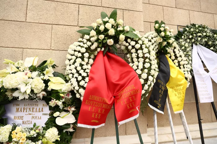 Το ύστατο χαίρε στη Μαρινέλλα: Πλήθος κόσμου στη Μητρόπολη (εικόνες)