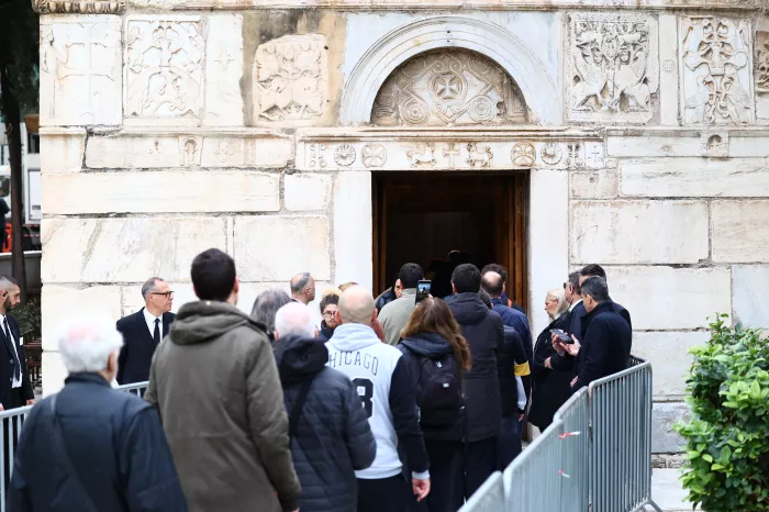 Το ύστατο χαίρε στη Μαρινέλλα: Πλήθος κόσμου στη Μητρόπολη (εικόνες)