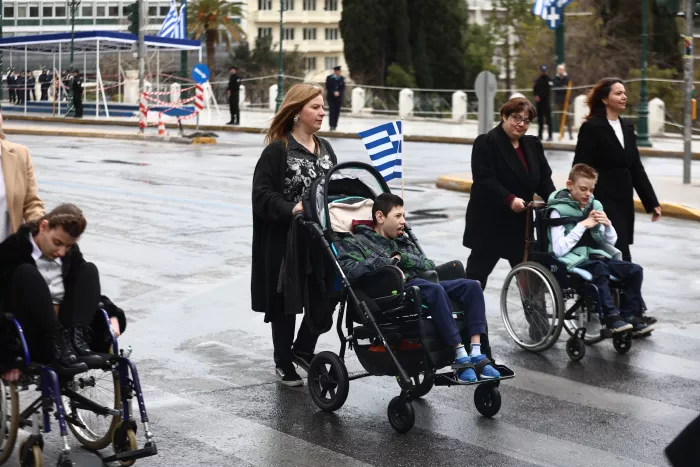 25η Μαρτίου: «Βροχερή» η μαθητική παρέλαση - Δείτε εικόνες και βίντεο