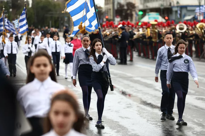 25η Μαρτίου: «Βροχερή» η μαθητική παρέλαση - Δείτε εικόνες και βίντεο