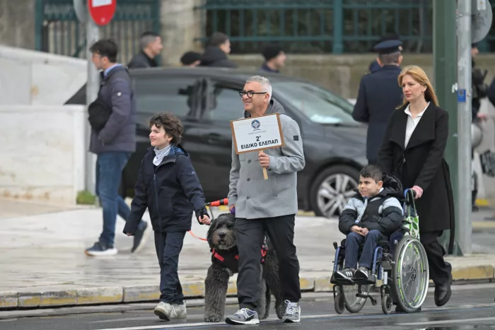 25η Μαρτίου: «Βροχερή» η μαθητική παρέλαση - Δείτε εικόνες και βίντεο