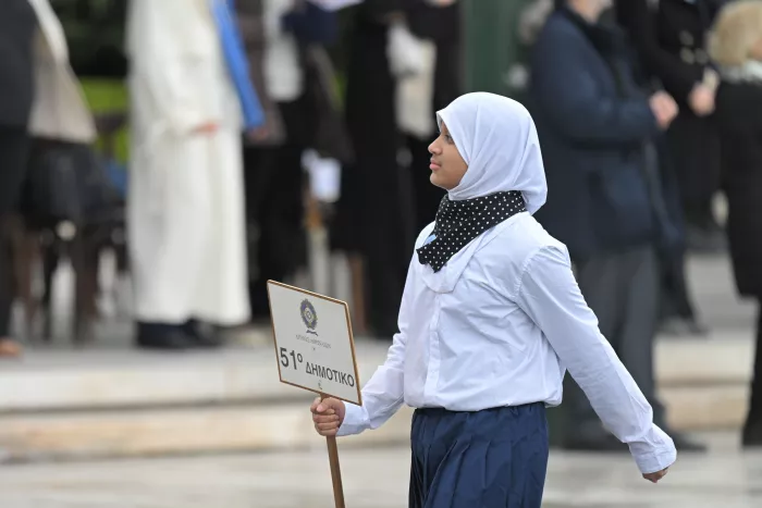 25η Μαρτίου: «Βροχερή» η μαθητική παρέλαση - Δείτε εικόνες και βίντεο