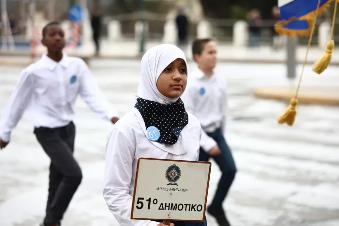 25η Μαρτίου: «Βροχερή» η μαθητική παρέλαση - Δείτε εικόνες και βίντεο