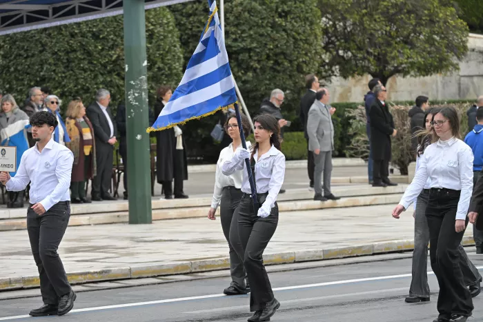 25η Μαρτίου: «Βροχερή» η μαθητική παρέλαση - Δείτε εικόνες και βίντεο